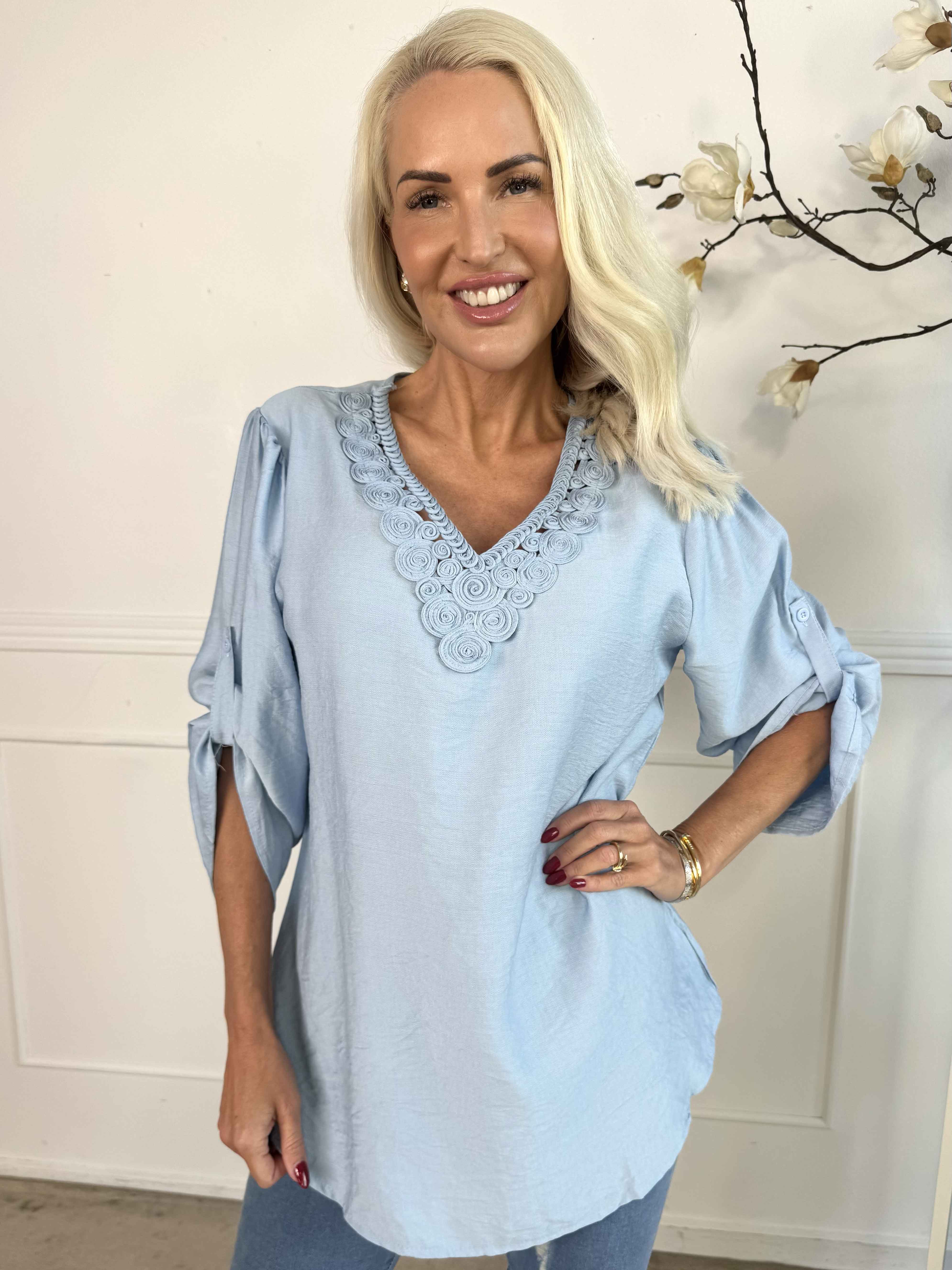 Gina - Bomullsblus med detaljerad v-ringning